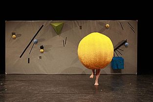 scenografi-scenography-goje-rostrup-en_kort_en_lang_uppercut_danseteater_2013-jpg