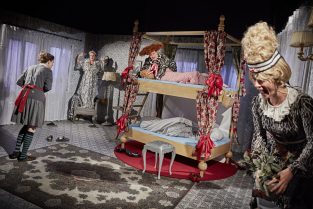 scenografi-scenography-goje-rostrup-hug-en-hael-og-klip-en-taa-den-jyske-opera-2016-02-jpg