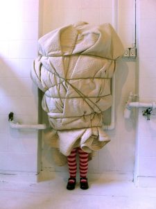 installation_textile__costume_art_goje_rostrup_nu_er_gode_raad_dyre