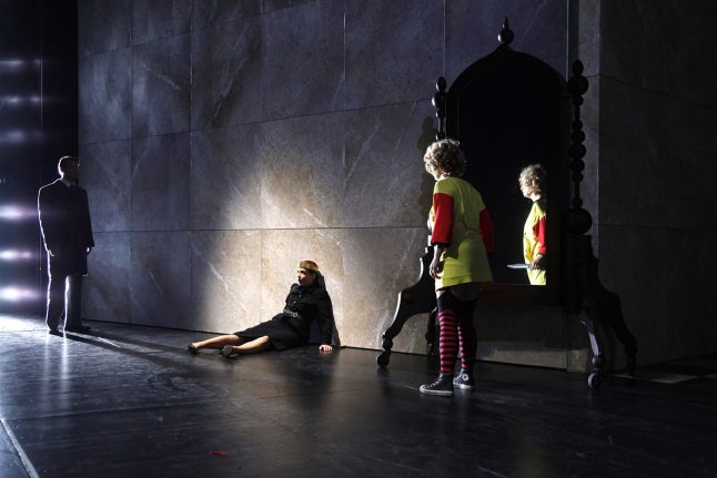 13-scenografi-scenography-goje-rostrup-snehvides_spejl_den_jyske_opera_danish_national_opera_2011