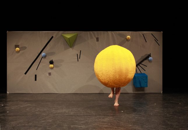 a_short_long_en_kort_en_lang_uppercut_danseteater_dance_scenografi_stage_design_goje_rostrup_2