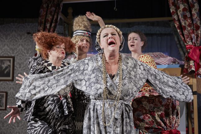 HUG EN HÆL OG KLIP EN TÅ/ CINDEROPERELLA, Den Jyske Opera/ Danish National Opera, 2016, Stage and costume designer, Photographer: Kaare Viemose